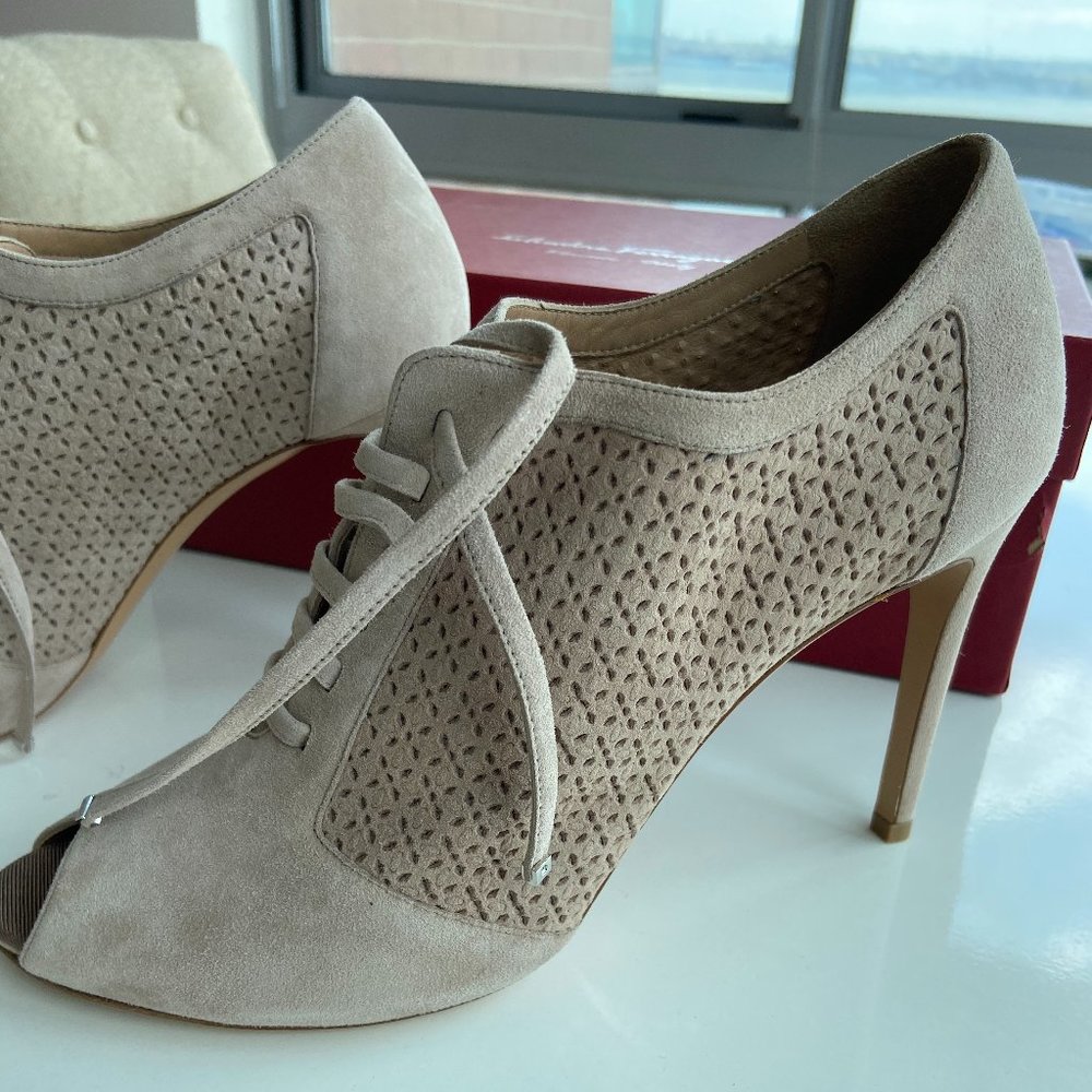Salvatore Ferragamo Women's Paonessa Suede 9.5B - Picture 3 of 5